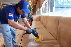 jasa cuci sofa cafe dan restoran fineclean id